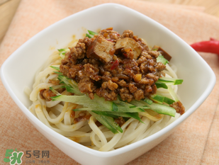 減肥可以吃炸醬面嗎？減肥期間吃炸醬面會(huì)胖嗎？