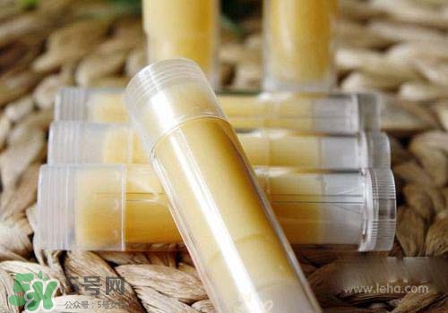 潤(rùn)唇膏可以增長(zhǎng)睫毛嗎？潤(rùn)唇膏怎樣增長(zhǎng)睫毛？