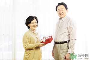 過(guò)年去女方家?guī)裁炊Y物_過(guò)年去女朋友家買(mǎi)什么 過(guò)年去女方家?guī)裁炊Y物_過(guò)年去女朋友家買(mǎi)什么