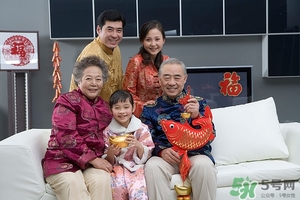 過(guò)年去女方家?guī)裁炊Y物_過(guò)年去女朋友家買(mǎi)什么 過(guò)年去女方家?guī)裁炊Y物_過(guò)年去女朋友家買(mǎi)什么