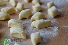 面團有氣泡怎么回事?發(fā)酵的面團怎么排氣