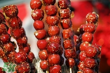 做糖葫蘆的紅色是什么？糖葫蘆外面紅色的是色素嗎？