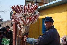 冰糖葫蘆的紙能吃嗎？冰糖葫蘆外面的膜能吃嗎？