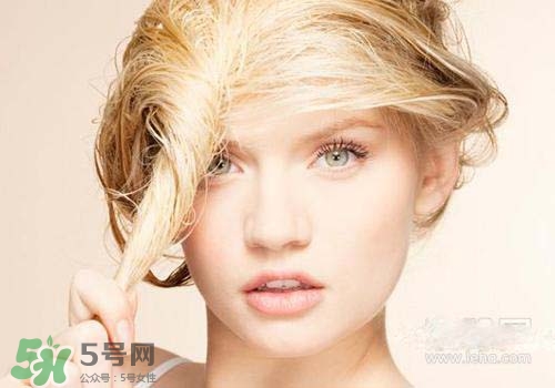 染發(fā)前可以洗頭嗎？染發(fā)前洗頭好還是不洗頭好？