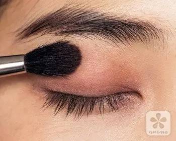 豆沙色眼影怎么畫(huà)？豆沙色眼影畫(huà)法