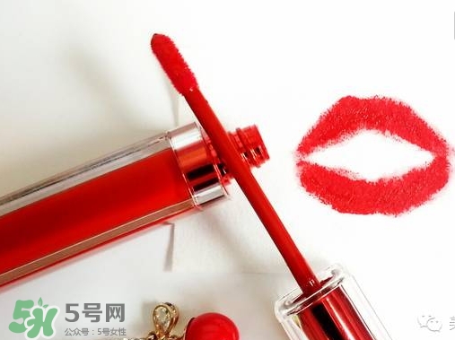 涂唇釉嘴唇干是怎么回事？涂唇釉嘴唇干怎么辦？