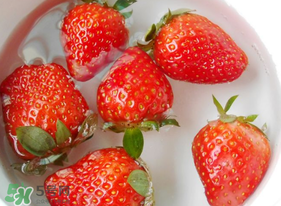 草莓可以用熱水泡嗎？草莓可以用開水燙泡著吃嗎？