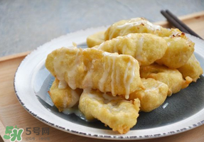 炸香蕉外面包裹的是什么？炸香蕉放面粉好還是淀粉？