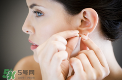 一次性耳釘怎么取下來？一次性耳釘多久取下來？