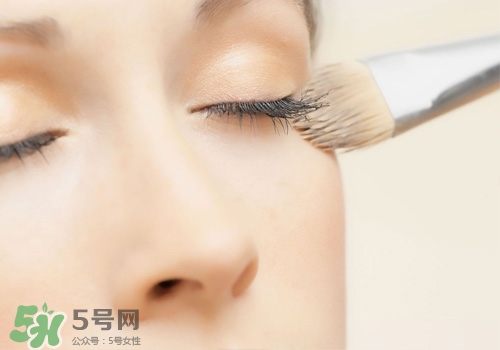 粉底液浮粉怎么辦？粉底液浮粉起皮怎么辦？