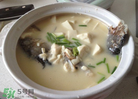 鯽魚湯怎么做才白？鯽魚湯怎么熬成奶白色？