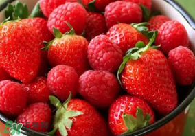 草莓爛了點皮可以吃嗎？草莓表皮發(fā)白是爛了嗎？