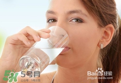 嘴唇干燥是什么原因？嘴唇干裂脫皮怎么辦？