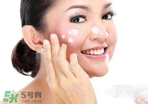 補水霜可以晚上用嗎？補水霜晚上怎么用？