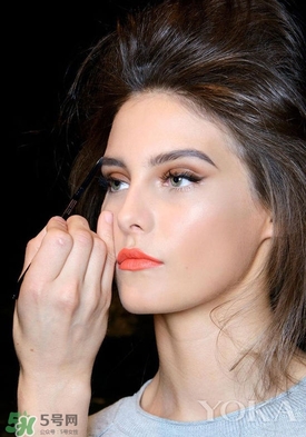 珊瑚橘色口紅適合什么膚色？珊瑚橘口紅適合黃皮嗎？