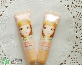 愛麗小屋唇部磨砂膏怎么樣？愛麗小屋唇部磨砂膏和悅詩風(fēng)吟哪個好？