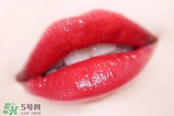 ysl鏡面唇釉和黑管唇釉哪個(gè)好？ysl鏡面唇釉和黑管唇釉區(qū)別