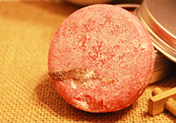 lush小紅帽洗發(fā)皂怎么用？lush小紅帽洗發(fā)皂使用方法