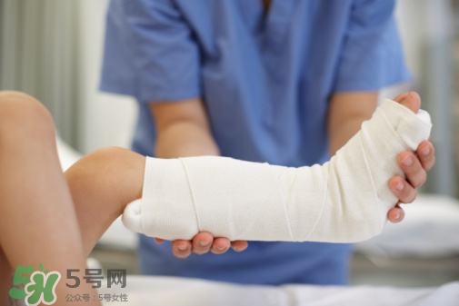 骨裂吃什么好得快？骨裂和骨折的區(qū)別