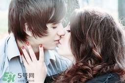 男人接吻時(shí)在想什么？男人接吻為什么伸舌頭