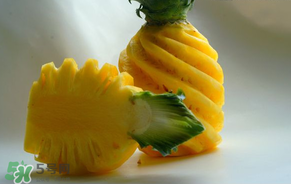 菠蘿削皮可以直接吃嗎？菠蘿削皮直接吃有毒嗎？