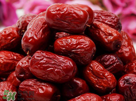 紅棗外面白色的是什么？紅棗上面有一層白的是什么東西？