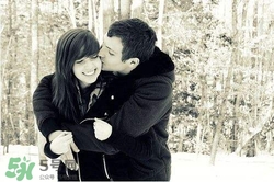 男人接吻時(shí)在想什么？男人接吻為什么伸舌頭