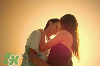 男人接吻時(shí)在想什么？男人接吻為什么伸舌頭