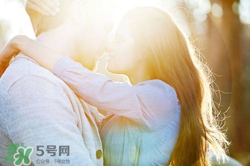 男人接吻時(shí)在想什么？男人接吻為什么伸舌頭