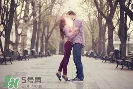 男人接吻時(shí)在想什么？男人接吻為什么伸舌頭