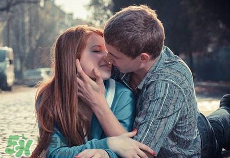 女人第一次到底有多痛？女人第一次性生活流血多久