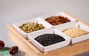 黑芝麻生吃好還是熟吃好 黑芝麻怎么吃最好 黑芝麻生吃好還是熟吃好 黑芝麻怎么吃最好