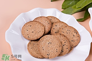 黑芝麻生吃好還是熟吃好 黑芝麻怎么吃最好 黑芝麻生吃好還是熟吃好 黑芝麻怎么吃最好