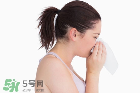 打噴嚏是風(fēng)寒還是風(fēng)熱？風(fēng)熱感冒會(huì)打噴嚏嗎？