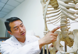 骨質(zhì)疏松會出現(xiàn)背痛嗎？骨質(zhì)疏松會引起后背疼嗎？