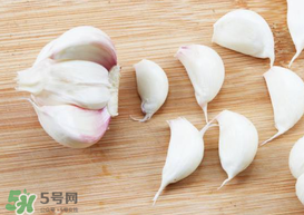 大蒜爛了一點還能吃嗎？大蒜爛根是怎么回事？