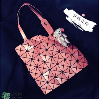 三宅一生櫻花粉包包多少錢？三宅一生櫻花粉包包價格