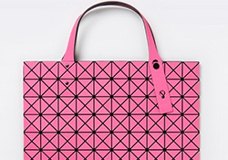 三宅一生櫻花粉包包多少錢？三宅一生櫻花粉包包價格