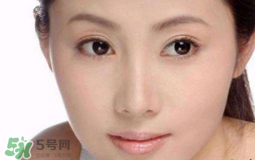 鼻子上擠出來的白色東西是什么？鼻子上的白色顆粒是什么？