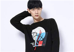 男士衛(wèi)衣里面穿什么？男士衛(wèi)衣怎么搭配好看？