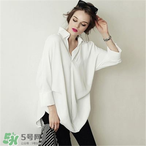 白襯衫太透怎么辦？白襯衣太透了里面穿什么？