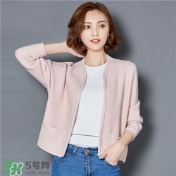 針織衫里面穿什么？針織外套里面穿什么？