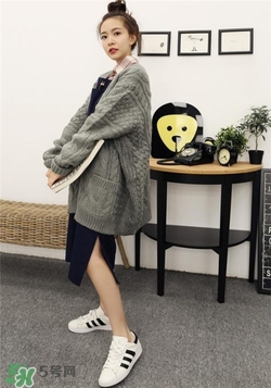 針織衫里面穿什么？針織外套里面穿什么？