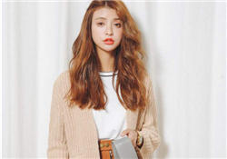 針織衫里面穿什么？針織外套里面穿什么？