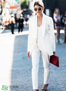 白色西服怎么搭配？白色西服搭配什么內(nèi)搭？