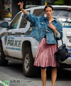 百褶裙搭配什么外套？百褶裙搭配什么外套好看？