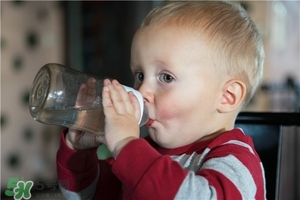 寶寶喝水老是嗆到怎么辦 寶寶喝水嗆到了怎么辦 寶寶喝水老是嗆到怎么辦 寶寶喝水嗆到了怎么辦