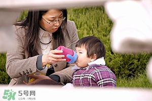 寶寶喝水老是嗆到怎么辦 寶寶喝水嗆到了怎么辦 寶寶喝水老是嗆到怎么辦 寶寶喝水嗆到了怎么辦