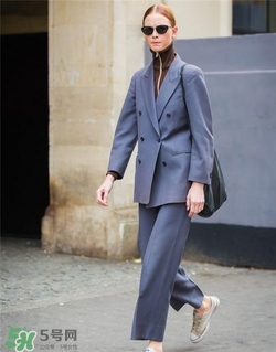 灰色西裝怎么搭配？灰色西服怎么搭配好看？