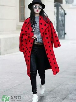 紅色衣服配什么顏色褲子？紅色衣服配什么褲子好看？